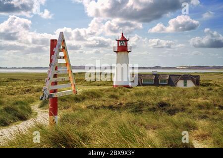 LIST AUF SYLT, SYLT, DEUTSCHLAND - 16. AUGUST 2019: Leuchtturm List West auf Sylts Elbow-Halbinsel, einem Naturschutzgebiet auf der Wattenmeerinsel. Stockfoto