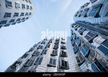 Frank Gehrys "Neuer Zollhof" Gebäude am Düsseldorfer Medienhafen, Bugs-View Stockfoto