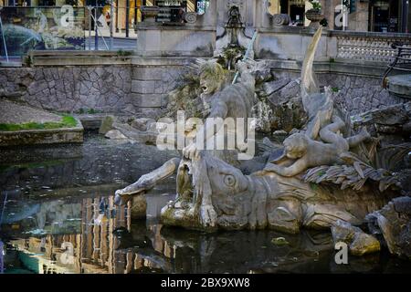 Gesamtansicht des Tritonbrunnens an der Königsallee, geschaffen von dem Bildhauer Friedrich Coubiller von 1898 bis 1902. Triton ist ein griechischer meeresgott. Stockfoto