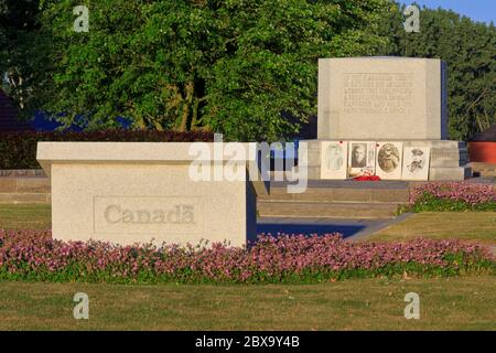 Gedenkstein am Passchendaele Canadian Memorial (Crest Farm) für die Aktionen des Kanadischen Korps in Passchendaele während des Ersten Weltkriegs Stockfoto