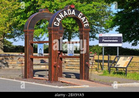 Das Canada Gate am Passchendaele Canadian Memorial (Crest Farm) für die Aktionen des kanadischen Corps in Passchendaele während des Ersten Weltkriegs Stockfoto