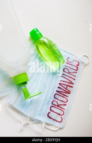 Desinfektionsgel oder antibakterielle Seife und Gesichtsmaske für vorbeugende Maßnahmen gegen Coronavirus, Draufsicht Stockfoto