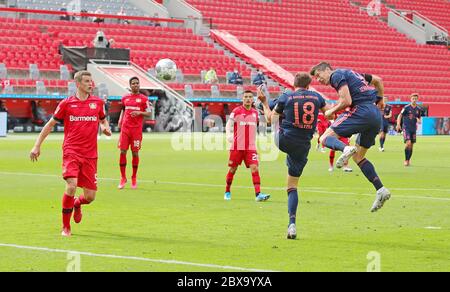 Leverkusen, 6. Juni 2020, Robert LEWANDOWSKI, FCB 9 erzielt, schießt Tor, Treffer, 1-4, Sven BENDER, Lev 5 Charles ARANGUIZ, Lev 20 WENDELL, Lev 18 beim 1.Bundesliga-Spiel BAYER 04 LEVERKUSEN - FC BAYERN MÜNCHEN in der Saison 2019/2020 am Spieltag 30. © Peter Schatz / Alamy Live News / Ralf Ibing/Firo/Pool - die DFL-BESTIMMUNGEN VERBIETEN DIE VERWENDUNG VON FOTOS als BILDSEQUENZEN und/oder QUASI-VIDEO - Nationale und internationale Nachrichtenagenturen DÜRFEN NUR redaktionell verwendet werden Stockfoto