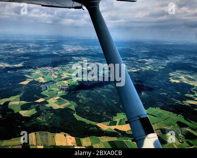 Bayerische Landschaft von einem Propellerflugzeug aus gesehen Stockfoto