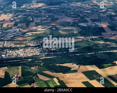 Bayerische Landschaft von einem Propellerflugzeug aus gesehen Stockfoto