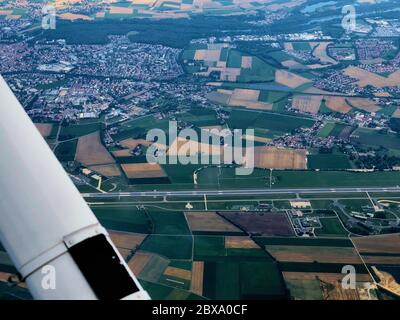 Bayerische Landschaft von einem Propellerflugzeug aus gesehen Stockfoto