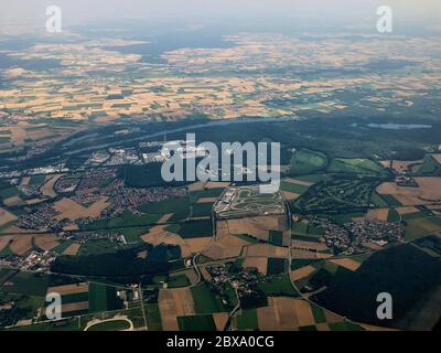 Bayerische Landschaft von einem Propellerflugzeug aus gesehen Stockfoto