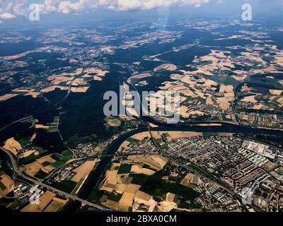 Bayerische Landschaft von einem Propellerflugzeug aus gesehen Stockfoto