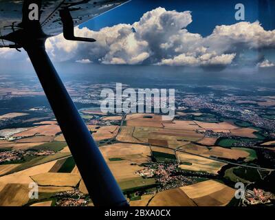 Bayerische Landschaft von einem Propellerflugzeug aus gesehen Stockfoto