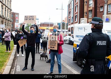 Custom House Square, Belfast, Nordirland, 6. Juni 2020: Menschenmassen versammeln sich auf dem historischen Custom House Square in Belfasts, um gegen rassische Ungerechtigkeit zu protestieren und die #blacklivesmatter-Bewegung zu unterstützen, neben der Unterstützung der Familie von George Floyd, hatte der Protest eine starke Polizeipräsenz und Geldstrafen wurden vom Polizeidienst von Nordirland wegen Verletzung sozialer Distanzierungsgesetze erlassen, Quelle: C.Kinahan/Alamy Live News. Stockfoto