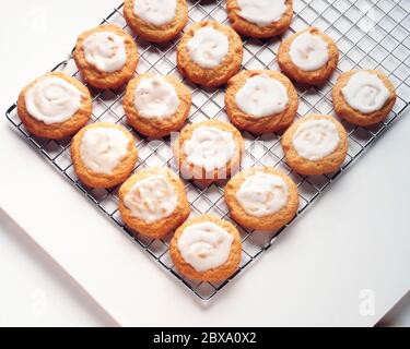 Spice Cookies auf einem Rack Stockfoto