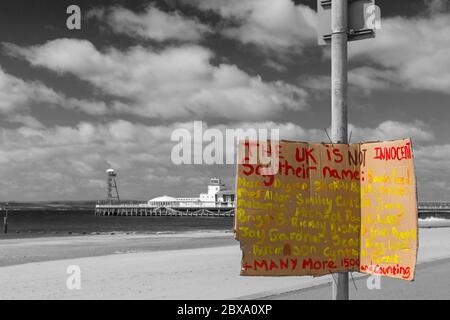 Das Vereinigte Königreich ist nicht unschuldig, sagen ihr Namensschild für Black Lives Matter, BLM, Anti-Rassismus-Protest in Bournemouth, Dorset UK im Juni Stockfoto