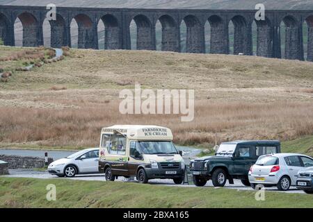 Ribblehead Viaduct, North Yorkshire, UK13. Mai 2020. Besucher, die keine Reisebeschränkungen haben, besuchen Ribblehead in den Yorkshire Dales, wo ein Eispickel ist Stockfoto