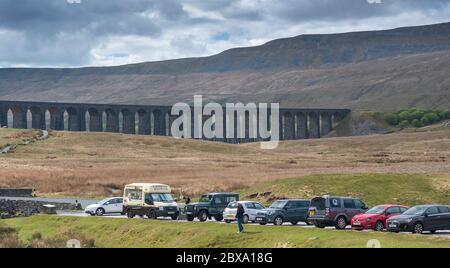 Ribblehead Viaduct, North Yorkshire, UK13. Mai 2020. Besucher, die keine Reisebeschränkungen haben, besuchen Ribblehead in den Yorkshire Dales, wo ein Eispickel ist Stockfoto