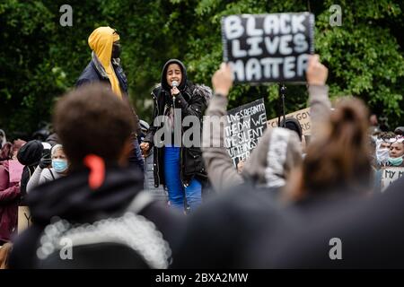 CARDIFF, GROSSBRITANNIEN. Juni 2020. Junge Dame Protestierende wird emotional, während sie die Menge anspricht ( Quelle: John Smith/Alamy Live News Stockfoto