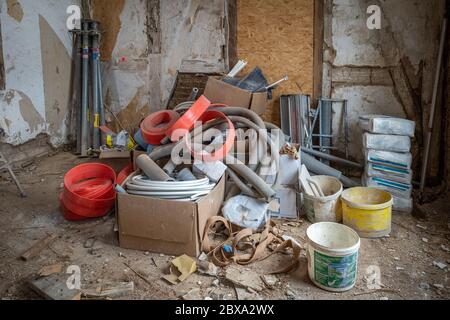 Auf einer Baustelle befindet sich eine Menge Abfall und Werkzeuge in einem großen Haufen Stockfoto