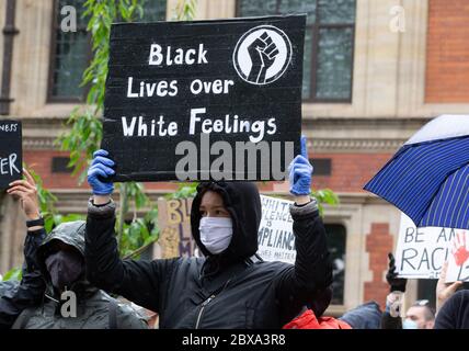 London, Großbritannien. Juni 2020. Schwarze Leben sind wichtig Protest auf dem Parliament Square. Anhänger des Protestes "Black Lives Matter" versammeln sich im Parlament Sqaure, Westminster, um ihre Unterstützung für die Bewegung nach dem Tod von George Floyd in Minneapolis, USA, zu zeigen. Quelle: Tommy London/Alamy Live News Stockfoto