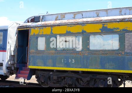 Alte Zugwagen und Lokomotiven auf den Gleisen in Alamosa, Colorado, USA geparkt Stockfoto