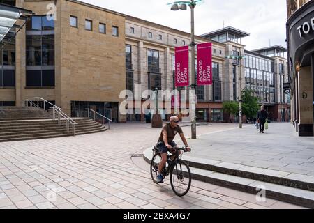 Glasgow, Schottland, Großbritannien. Juni 2020. Normalerweise geschäftiges Einkaufsviertel der Buchanan Street im Stadtzentrum von Glasgow ist an einem Samstagmittag fast menschenleer. Geschäfte und Geschäfte bleiben geschlossen und in vielen Fällen verladen. Iain Masterton/Alamy Live News Stockfoto