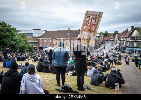 Demonstranten und Demonstranten versammeln sich zu einem Protest gegen Black Lives Matter und einer Kundgebung in Hitchin, Hertfordshire, Großbritannien Stockfoto