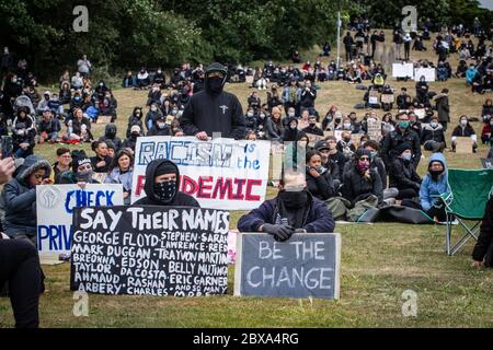 Demonstranten und Demonstranten versammeln sich zu einem Protest gegen Black Lives Matter und einer Kundgebung in Hitchin, Hertfordshire, Großbritannien Stockfoto