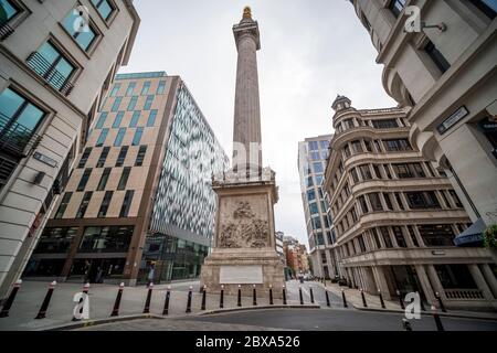 London - das Denkmal für den Großen Brand von London, allgemein bekannt einfach als das Monument Stockfoto