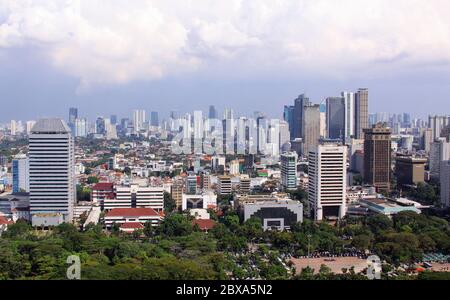 JAKARTA, INDONESIEN - 30. Mai 2013: Jakarta Stadtbild mit weißen Wolken, bei Tageslicht, Jawa, Indonesien Stockfoto