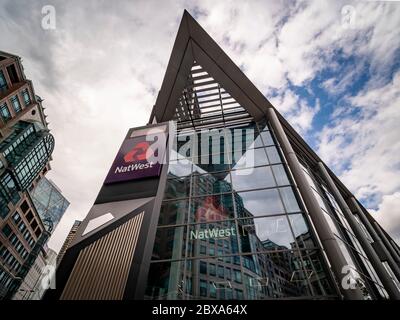 Außenbeschilderung LONDON-NatWest des Hauptbüros in Bishopsgate, City of London Stockfoto