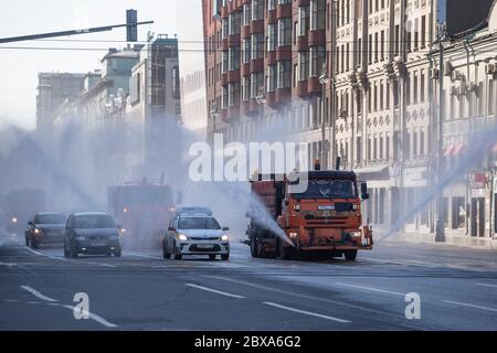 Moskau, Russland. Juni 2020. Versorgungsunternehmen Fahrzeuge Spray Desinfektionsmittel in Zentral-Moskau, Russland, am 6. Juni 2020. Russland hat 8,855 neue COVID-19 Fälle in den letzten 24 Stunden bestätigt, die Erhöhung seiner Gesamt auf 458,689, sagte seine Coronavirus Response Center in einer Erklärung Samstag. Kredit: Alexander Zemlianichenko Jr/Xinhua/Alamy Live News Stockfoto