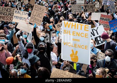 Manchester, Großbritannien. Juni 2020. Tausende kommen zu einer Black Lives Matter Demonstration in Piccadilly Gardens. Proteste wurden auf der ganzen Welt nach dem Tod von George Floyd beobachtet, der letzte Woche in Polizeigewahrsam in Amerika starb. Kredit: Andy Barton/Alamy Live News Stockfoto