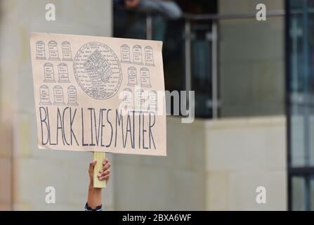 Ein Protestbanner der Schwarzen Menschenleben auf einer friedlichen britischen Anti-Rassismus-Demonstration am 6. Juni 2020 in Swindon, Wiltshire Stockfoto