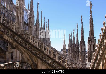 Zinnen und Bogenpfeiler auf dem Dach des Mailänder Doms, Lombardei, Italien - Architektur Detail Design Stockfoto