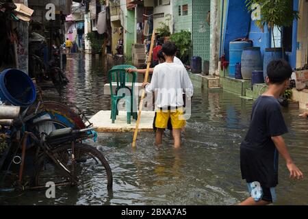 Jakarta, Indonesien. Juni 2020. Man sieht Menschen, die durch einen überschwemmten Rob gehen, während der überschwemmten Rob in Muara Baru, Jakarta, Indonesien, am 6. Juni 2020.Rob überschwemmt in Jarkata ist dies ein Phänomen, bei dem das Meerwasser ins Festland überfließt. (Foto von Yogi Aroon Sidabariba/INA Photo Agency/Sipa USA) Quelle: SIPA USA/Alamy Live News Stockfoto