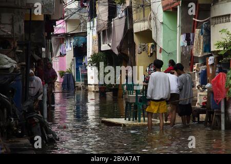 Jakarta, Indonesien. Juni 2020. Man sieht Menschen, die durch einen überschwemmten Rob gehen, während der überschwemmten Rob in Muara Baru, Jakarta, Indonesien, am 6. Juni 2020.Rob überschwemmt in Jarkata ist dies ein Phänomen, bei dem das Meerwasser ins Festland überfließt. (Foto von Yogi Aroon Sidabariba/INA Photo Agency/Sipa USA) Quelle: SIPA USA/Alamy Live News Stockfoto