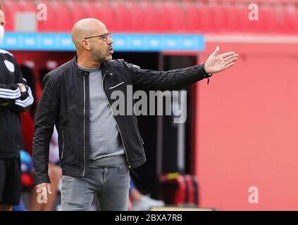 Leverkusen, 6. Juni 2020, Peter BOSZ, Teamchef Leverkusen beim 1.Bundesliga-Spiel BAYER 04 LEVERKUSEN - FC BAYERN MÜNCHEN in der Saison 2019/2020, Spieltag 30. Foto: © Peter Schatz / Alamy Live News / Ralf Ibing/Firo/Pool - die DFL-BESTIMMUNGEN VERBIETEN DIE VERWENDUNG VON FOTOS als BILDSEQUENZEN und/oder QUASI-VIDEO - Nationale und internationale Nachrichtenagenturen DÜRFEN NUR redaktionell verwendet werden Stockfoto