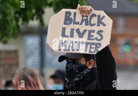 Ein männlicher Protestler bei einer Anti-Rassismus-Kundgebung in Großbritannien hält ein Schild mit der Aufschrift "Black Lives Matter" Stockfoto