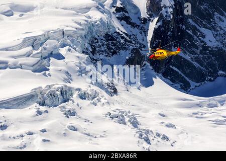 Helikopter über die alpen Stockfoto