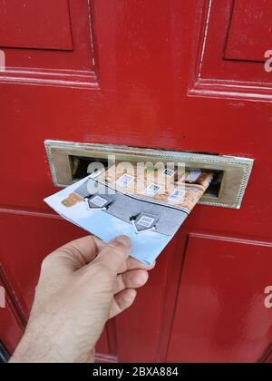 Junk-E-Mail wird über Briefkasten in Großbritannien gepostet Stockfoto