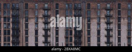 Breitbild-Bild eines klassischen roten Ziegelbaus in New York mit Feuertreppen, New York, USA Stockfoto