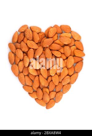 Bio-Mandelnüsse bilden eine herzförmige isoliert auf weißem Hintergrund Stockfoto