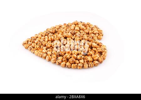 Bio-gelbe Kichererbsen in Herzform auf weißem Hintergrund Stockfoto