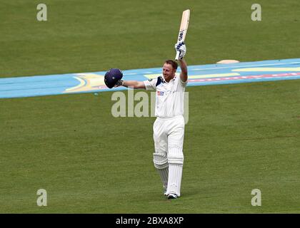 CHESTER LE STREET, ENGLAND - Yorkshire Kapitän Andrew Gale feiert seine hundert während des County Championship Matches zwischen Durham und Yorkshire im Emirates Riverside, Chester le Street, Grafschaft Durham am Montag, den 5. Mai 2014. Stockfoto