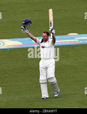 CHESTER LE STREET, ENGLAND - Yorkshire Kapitän Andrew Gale feiert seine hundert während des County Championship Matches zwischen Durham und Yorkshire im Emirates Riverside, Chester le Street, Grafschaft Durham am Montag, den 5. Mai 2014. Stockfoto