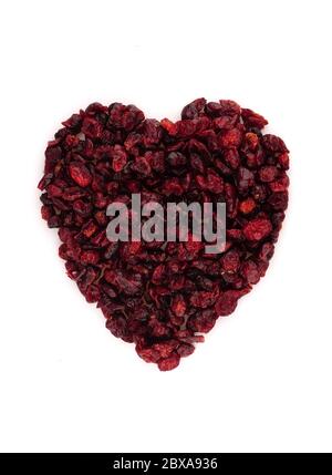 Bio getrocknete Kirschen im Herzen Symbol isoliert auf weißem Hintergrund Stockfoto