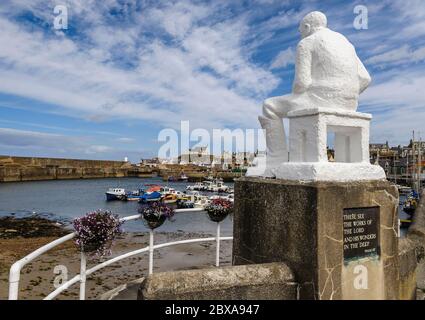 Findochty Dorf am Moray Firth mit dominanter Denkmal Statue für Fischer scheinen, den Hafen Marina und Fischerboote zu überblicken Stockfoto