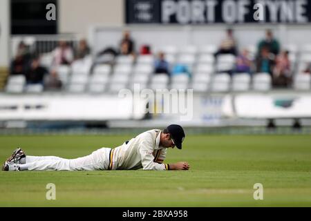 CHESTER LE STREET, ENGLAND - Graham Onions aus Durham hat eine verpasste Chance während des County Championship Matches zwischen Durham und Yorkshire im Emirates Riverside, Chester le Street, County Durham am Sonntag, den 4. Mai 2014. Stockfoto