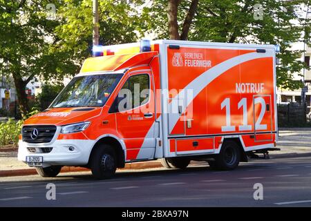 Berlin, Deutschland - 22. April 2020: Rettungswagen der berliner Feuerwehr während einer Missionsfahrt. Stockfoto