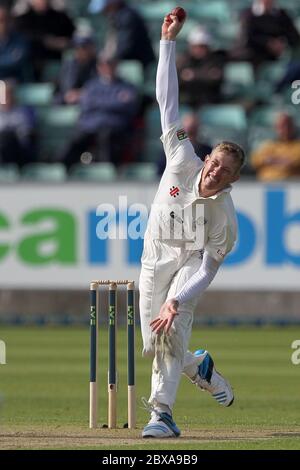 CHESTER LE STREET, ENGLAND - Keaton Jennings von Durham Bowling während des County Championship Spiels zwischen Durham und Yorkshire im Emirates Riverside, Chester le Street, Grafschaft Durham am Sonntag, den 4. Mai 2014. Stockfoto