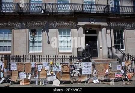 US-Generalkonsulat Edinburgh, Schottland, Großbritannien. Juni 2020. Im Bild: Schilder um den Eingang des Konsulats im Stadtzentrum, vor einer Demo am morgigen Sonntag, den 7. Juni, von einer friedlichen Demonstration im Holyrood Park, die voraussichtlich Tausende von Menschen nach George Floyds Tod in den USA anziehen wird Stockfoto