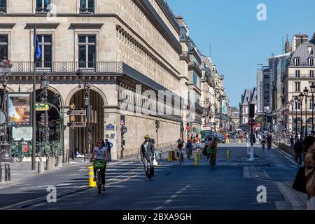 Paris, Frankreich - 29. Mai 2020: Radfahrer fahren auf der leeren Straße (Rue de Rivoli) nach der COVID-19-Pandemie-Sperre in Paris Stockfoto